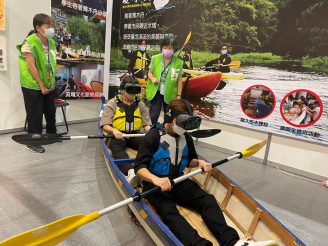 活动现场举办体验独木舟的活动，透过VR眼镜，身歷其境于景美溪中划船。(照片/黄奕铭摄影)

