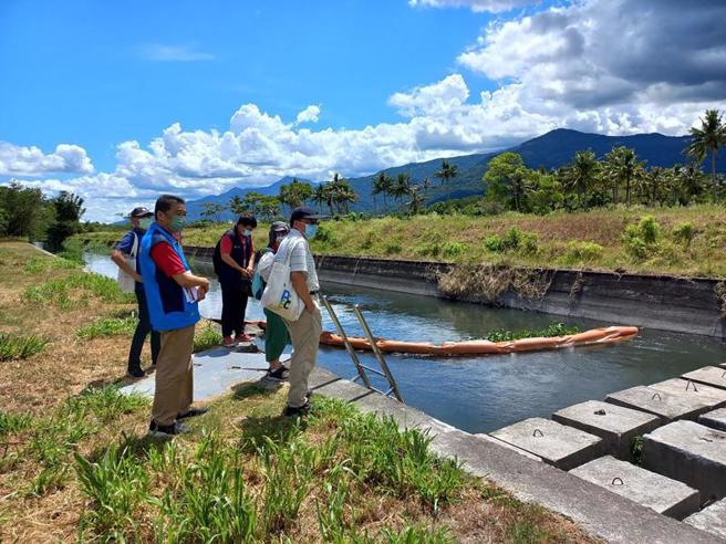 花莲县玉里镇公所日前会同环保局人员，至玉水圳人工溼地督导处理水质净化设施操作维护等工作，也盼玉水圳人工溼地成为东部生态教育公园。（图/ 中央社）