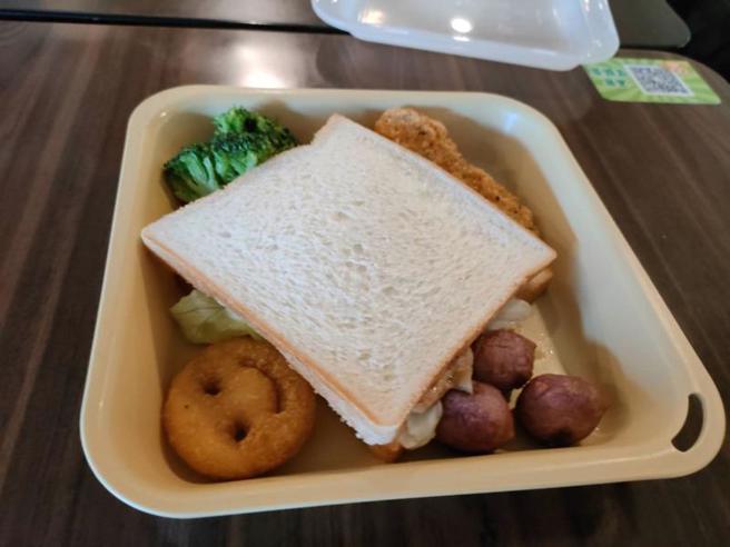 新竹县环保局与餐饮友善店家合作，共同推广减少使用一次性餐具，民眾自备饮料杯或餐盒到友善店家消费可享优惠，也有机会抽中百元商品券。（图/ 中央社）