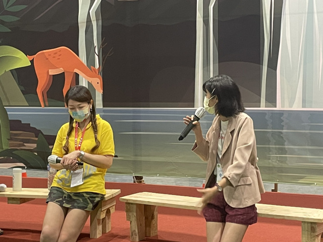 台北市博嘉實小校長洪慧瑄校長對於「什麼是實驗教育?你的孩子是白老鼠嗎?」這個議題進行演講。(攝影/潘羽姍)