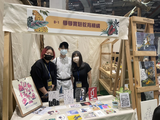 學學教育實驗機構的詹家惠教育長以及學生。(攝影/潘羽姍)