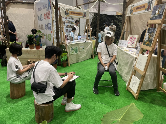 學學教育實驗機構的同學現場為來賓繪畫個人肖像畫。(攝影/潘羽姍)