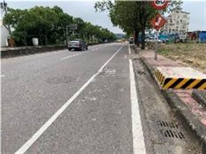 头份市正兴路启用已20年，两侧人行道铺面多处损坏，市公所争取经费全面整修。（读者提供／谢明俊苗栗传真）