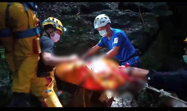 因地形关系，吊挂伤者有难度，送医后于下午3时35分宣告不治。（高市消防局提供／杨舒婷高雄传真）
