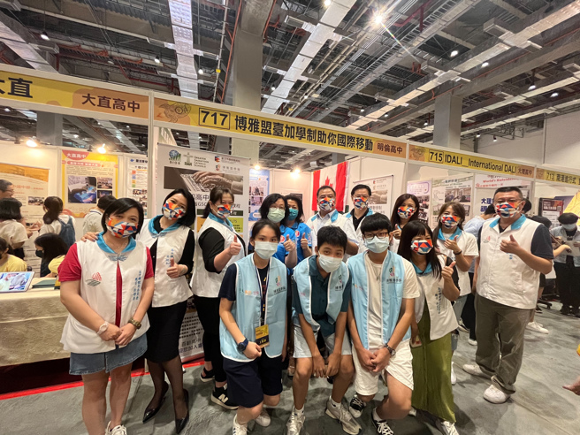 明倫高中洪校長與同學合影。(攝影/黃立辰攝影)