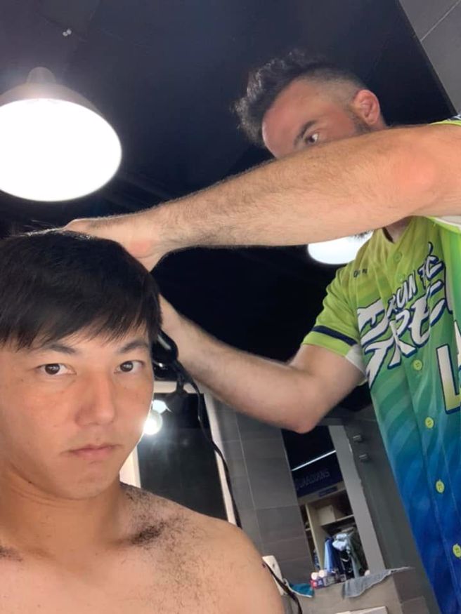 富邦悍将洋投范米特接棒「富邦理髮厅」，日前为郭俊麟剪髮。（取自郭俊麟脸书粉丝团）