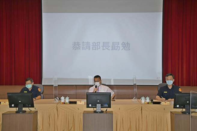 内政部长徐国勇17日中午赴苗栗县警局慰勉全体官警。（苗栗县警局提供／谢明俊苗栗传真）