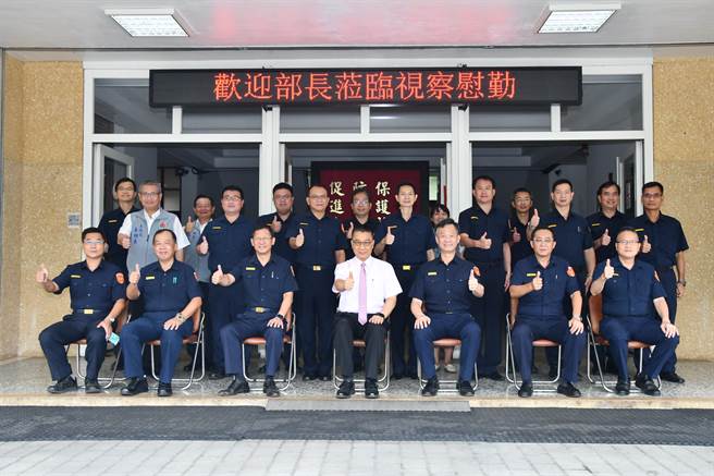 内政部长徐国勇17日中午赴苗栗县警局慰勉全体官警。（苗栗县警局提供／谢明俊苗栗传真）
