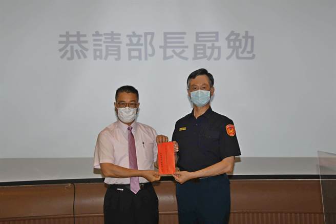 内政部长徐国勇17日中午赴苗栗县警局慰勉全体官警，并颁发奖金。（苗栗县警局提供／谢明俊苗栗传真）