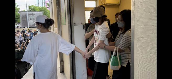 艾成遺體相驗結束，王瞳準備離開現場。（林淑娟攝）