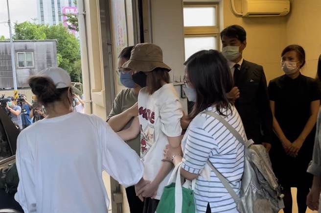 艾成遺體相驗結束，王瞳準備離開現場。（林淑娟攝）