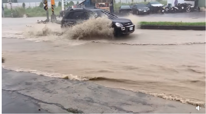 高雄市仁武区水管路三段与义大二路口，今天下午因豪雨淹水。（图／取自脸书「爆废公社公开版」）