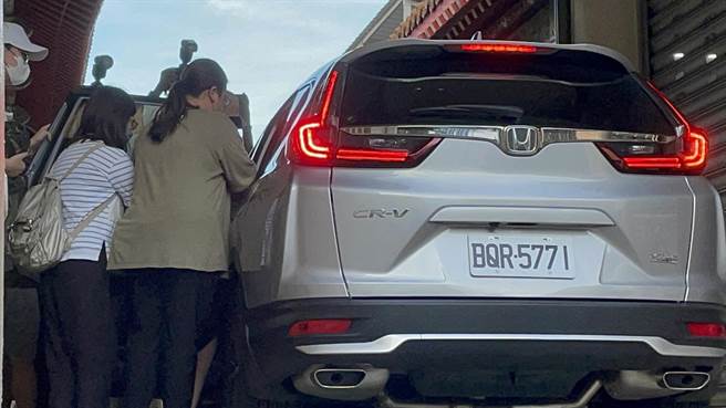 艺人艾成遗体今下午送往板桥殡仪馆相验，王瞳在相验结束后疑似因心情低落，脚步不稳，遭2位友人搀扶下搭车离开。（蔡雯如摄）