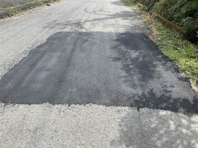 苗栗县泰安乡南三村大安部落通往梅象大桥间的大安溪堤外便道路面出现许多坑洞，警方协请厂商帮忙填补。（大湖警分局提供／谢明俊苗栗传真）