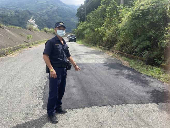 通往梅象大桥间的大安溪堤外便道路面出现许多坑洞，警方协请厂商帮忙填补。（大湖警分局提供／谢明俊苗栗传真）