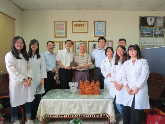 中医新科院士林昭庚讲座带领的中国医药大学、亚洲大学、嘉南药科大学与京华中医、康华中医诊所跨校合作团队研究发现，「桑黄」成分可有效防止新型冠状病毒。（中国医药大学提供／张妍溱台中传真）