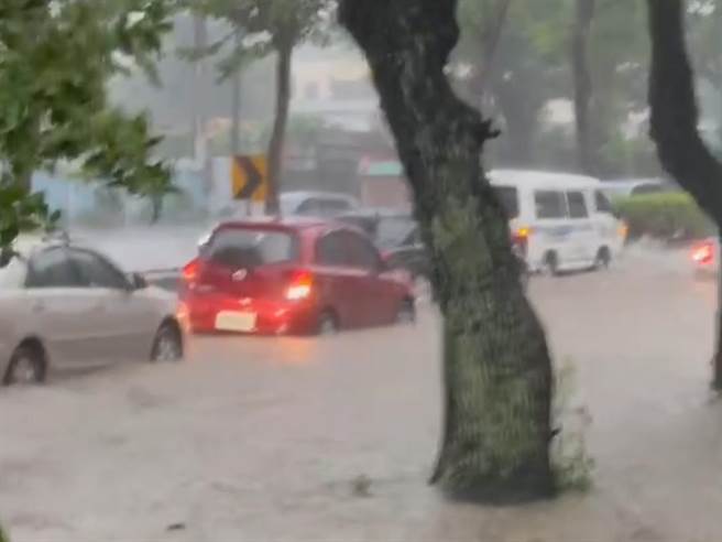 中部地区雨弹来袭，下午4点左右疯狂降雨，南投市台3线自来水公司附近严重淹水，民眾开车经过以为在溯溪，水淹将近半台车。（民眾提供／吴建辉彰化传真）
