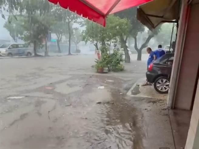 南投市超有感，下午4点左右下起豪大雨，伴随雷鸣、闪电等，彰南路自来水公司南投营业所附近，水淹超过半个轮胎，根本就看不到马路。