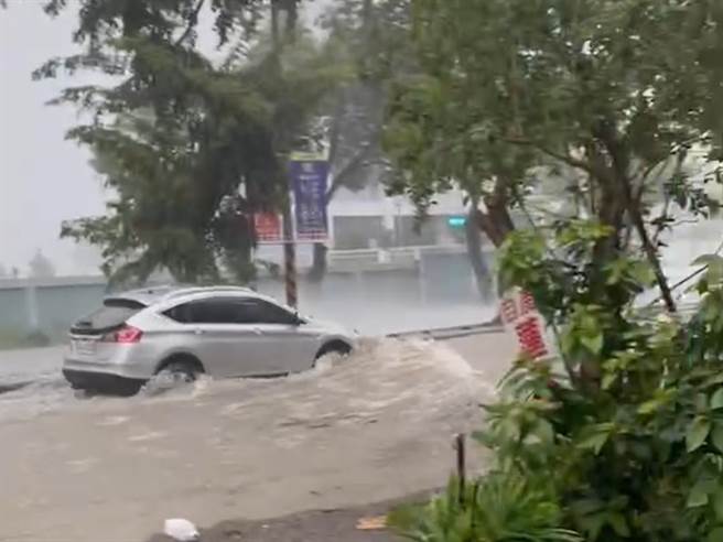 彰化县大村乡山脚路也是，洪水夹着滚滚黄沙占满车道，往如要横渡黄河一样。（民眾提供／吴建辉彰化传真）