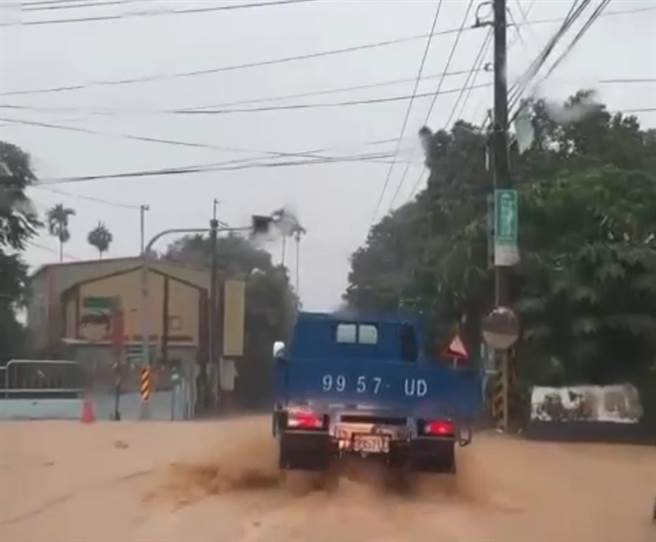 警方表示，陆续有接收到民眾报案，主要淹水路段也派员疏导交通，呼吁民眾遇积水路段应该小心慢行，避免车辆生困发生意外。（民眾提供／吴建辉彰化传真）