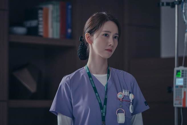 潤娥在《黑話律師》中扮演護理師，為救夫到處奔走。（Disney＋提供）