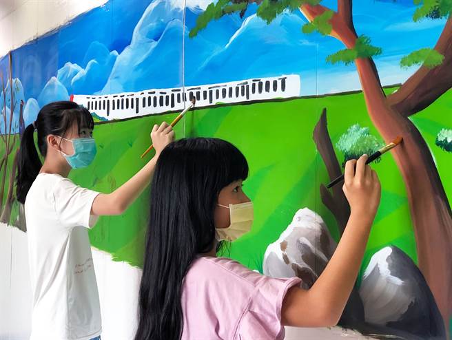 学童将图书馆的美丽火车窗景彩绘在5米的墙面上。（新北市立图书馆提供）