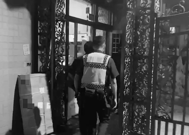 八里冰屍案震驚社會，全案會曝光是因為少女疑似遭到家暴，學校教師以及訪談時更透露遭父親性侵，校方立刻通報社會局及警方介入，少女才進而透露奶奶遭冰在冰箱裡，全案才曝光。圍為案發社區。(黃敬文攝)