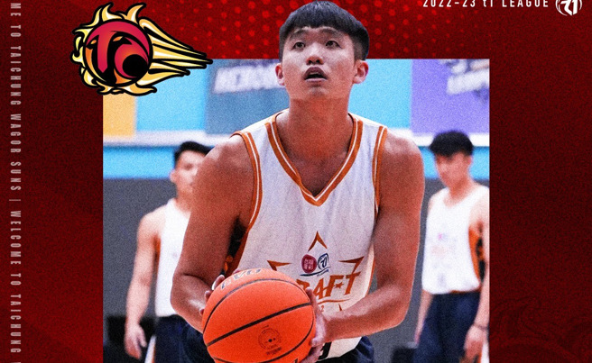 董永全签约台中葳格太阳，总经理汪蔚杰看好他角逐新人王。（台中葳格太阳提供）