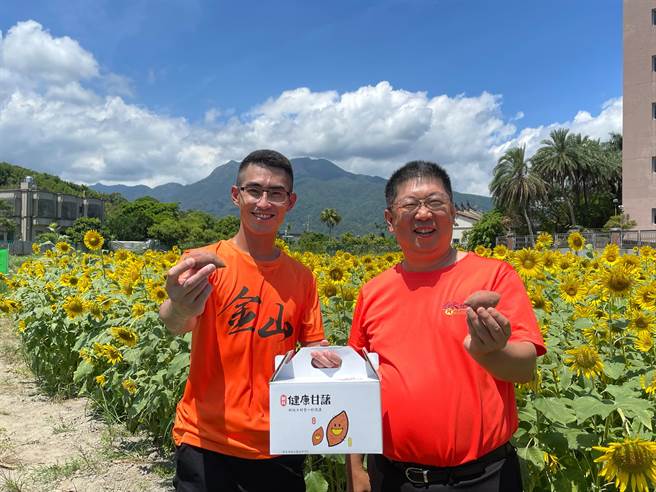廖武辉及张志豪邀请大家来金山吃地瓜赏花海。（金山区公所提供）