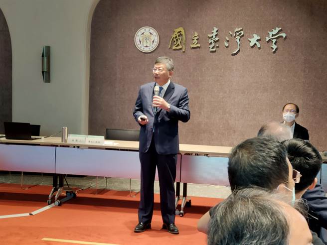 台湾大学今(17)日举行第3场校长候选人治校理念说明会，台大医院云林分院前院长黄瑞仁的治校理念着重打造「国际视野的台大」。(李侑珊摄)