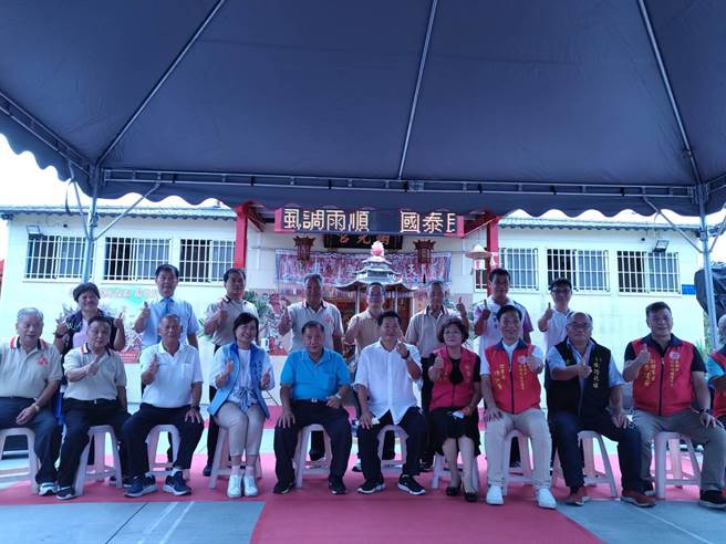 大甲镇澜宫副董事长郑铭坤(前排左六)一行人17人，今天下午3点20分蒞临高雄朝元宫参访交流，并隆重邀约朝元宫加入台湾联谊会，共同努力将妈祖文化精神发扬出去。(林雅惠摄)