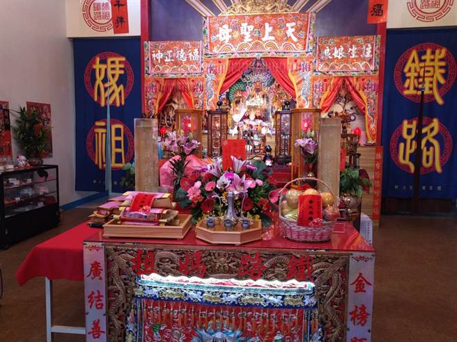 台湾妈祖联谊会、大甲镇澜宫副董事长郑铭坤一行人今天特地南下高雄，邀约高雄朝元宫铁路妈祖加入台湾妈祖联谊会，(林雅惠摄)