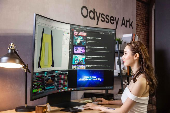 三星「Odyssey Ark」水平摆放萤幕时，至多可分割4个画面，垂直摆放则至多3个画面，不必再多配其他萤幕来同时观看攻略、与实况观眾聊天，让玩家更能沉浸在游戏世界当中。（三星提供）