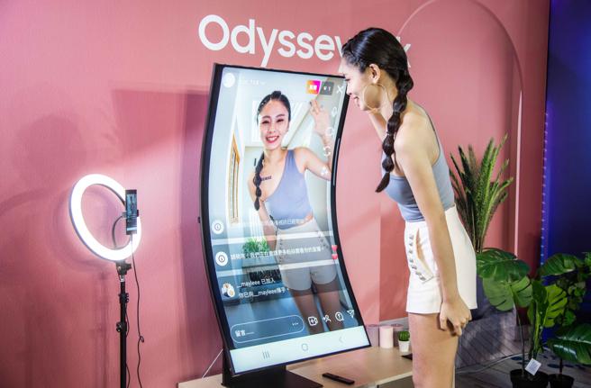 三星Odyssey Ark直立模式体验身歷其境的互动过程。（三星提供）