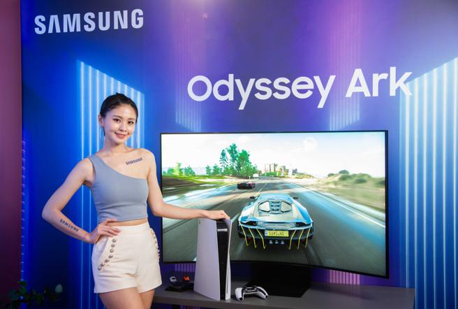三星祭出首波购机优惠，8月22日至9月30日购买奥德赛Odyssey Ark，登录就送PlayStation 5光碟版，周周再抽旗舰手机Galaxy S22，9月4日前购机的早鸟消费者，加码再送PlayStation 5周边福袋。（三星提供）