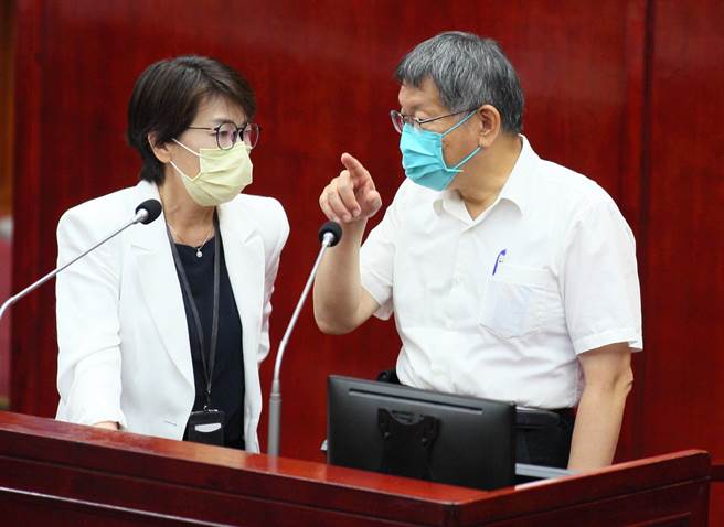 台北市长副市长柯文哲（右）指定副市长黄珊珊（左）接班。（张铠乙摄）