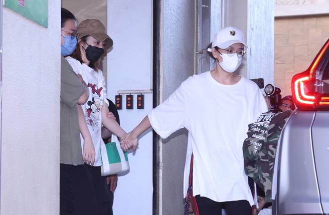 王瞳神情哀伤。(图／罗永铭摄)