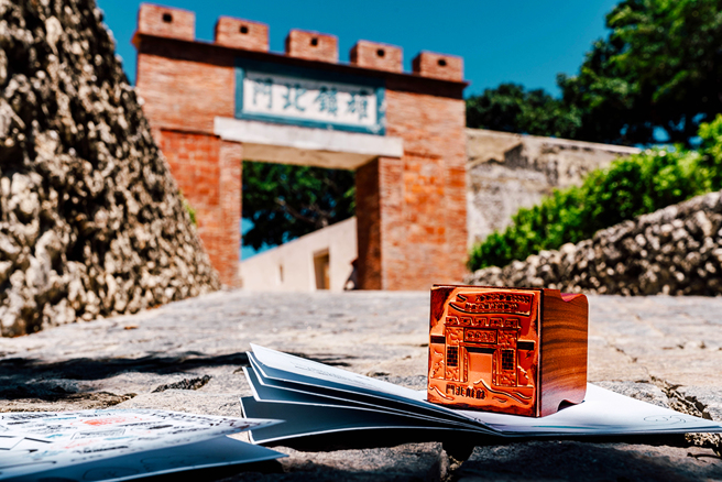 雄镇北门与旗后礮臺拥有悠久歷史，这次配合集章活动，也推出造型可爱復古的设计章。(图片提供/高雄市政府文化局)