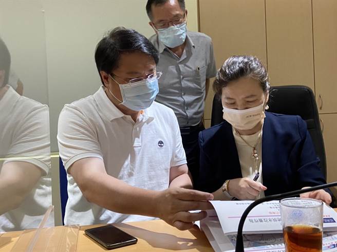 经济部长王美花与基隆市长林右昌讨论基隆市缺水调配方案。（张志康摄）