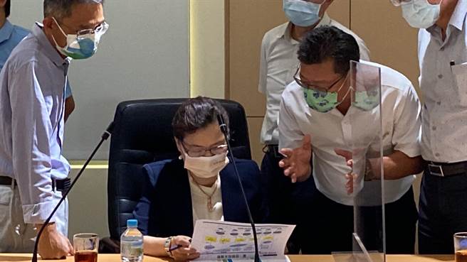 王美花听取水利署长赖建信（后左）、自来水公司总经理李嘉荣（后右）的简报。（张志康摄）
