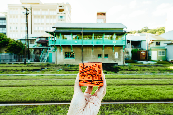 全臺唯一保有机械联动装置的北号志楼，专属纪念章吸引集章迷与歷史迷朝圣。(图片提供/高雄市政府文化局)