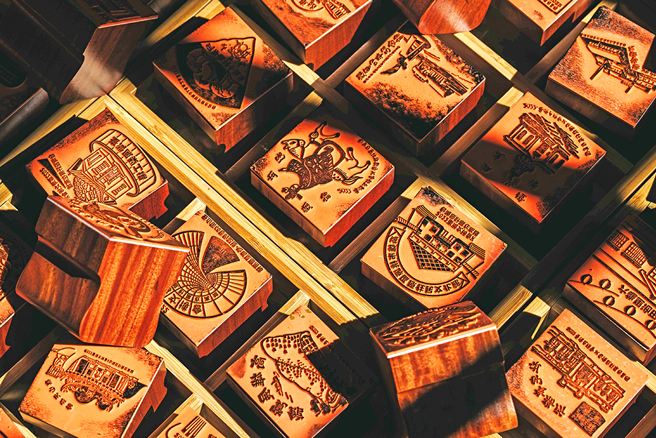 循线集章，让更多民眾踏足不曾到访的场域，加深与土地的情感连结。(图片提供/高雄市政府文化局)