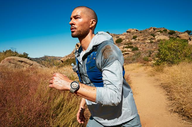 三星全新的Galaxy Watch5 Pro新增了追踪返回路线功能，让户外运动者透过GPS定位走过的路线，方便能在迷路时以沿途返回。（三星提供）