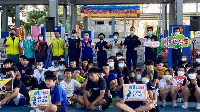 台南市政府警察局新营分局为提倡暑假期间青少年从事正当休閒活动，今年执行青春专案期间，特举办「青春杯」篮球赛。（新营警分局提供／张毓翎台南传真）
