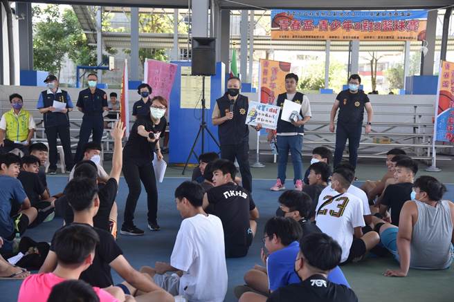 新营警分局暑期「青春杯」篮球赛，前2年受疫情影响停办，今年復办吸引不少当地学子参加。（新营警分局提供／张毓翎台南传真）