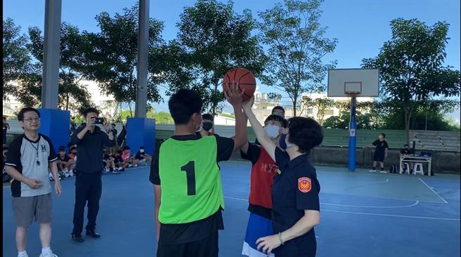 今年的参赛队伍，分为高中男子、高中女子与国中男子3个组别，总共25支队伍参与。（新营警分局提供／张毓翎台南传真）