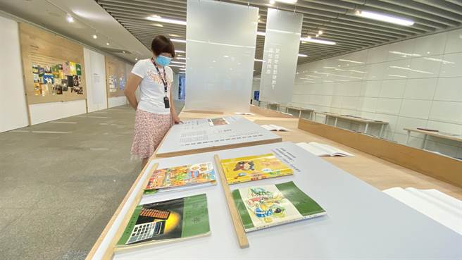 「教科图书设计展」搜集展出不同年代的课本，让民眾比较不同社会背景下的版面编排与变化。（实习记者何颖欣摄）