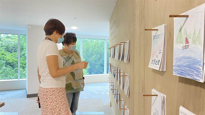 「教科图书设计展」规画涂鸦区，让民眾自行创作独一无二的课本封面。（实习记者何颖欣摄）
