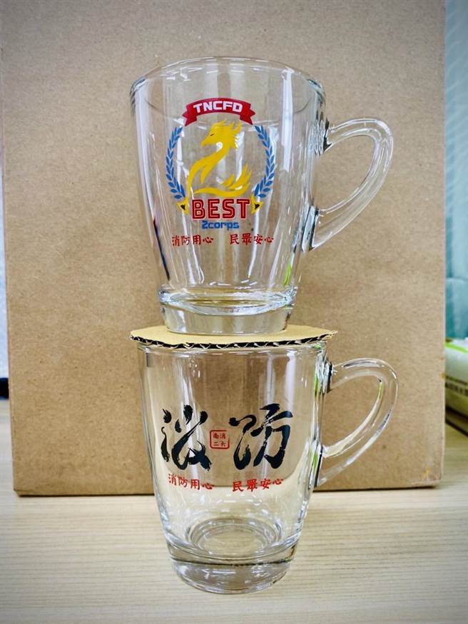 南市消友会第二办事处处长胡正德说，此次抽奖礼品中的「用心杯」，印上二大队徽及二大队工作服务宗旨「消防用心、民眾安心」。（南市消防二大提供／张毓翎台南传真）