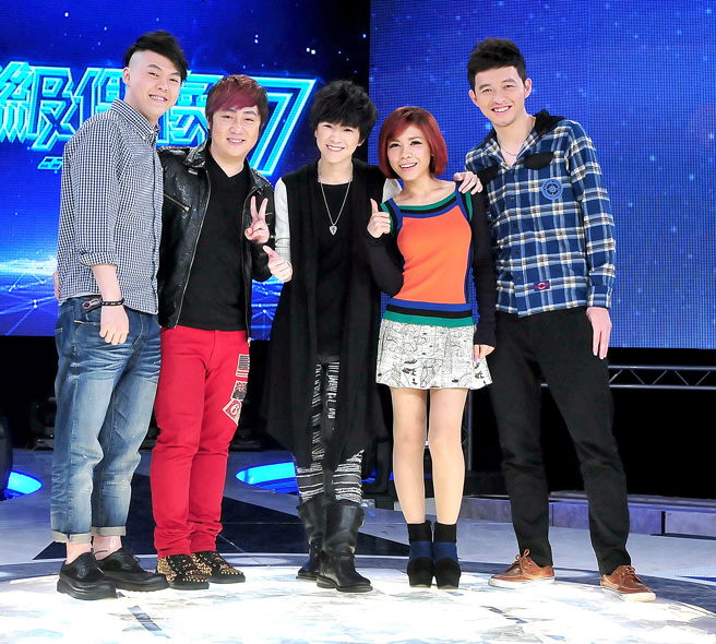 艾成（左二）和艾怡良（右二）因选秀节目《超级偶像》结缘。（图／中时资料照）